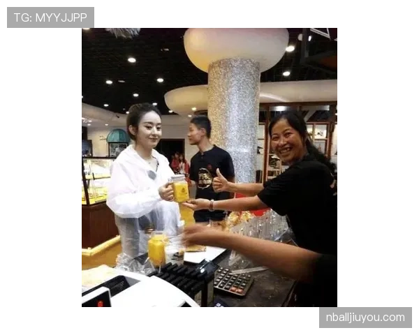 假设费钰婷拎着大牌包去便利店买奶茶，收银小哥那表情我看了三遍
